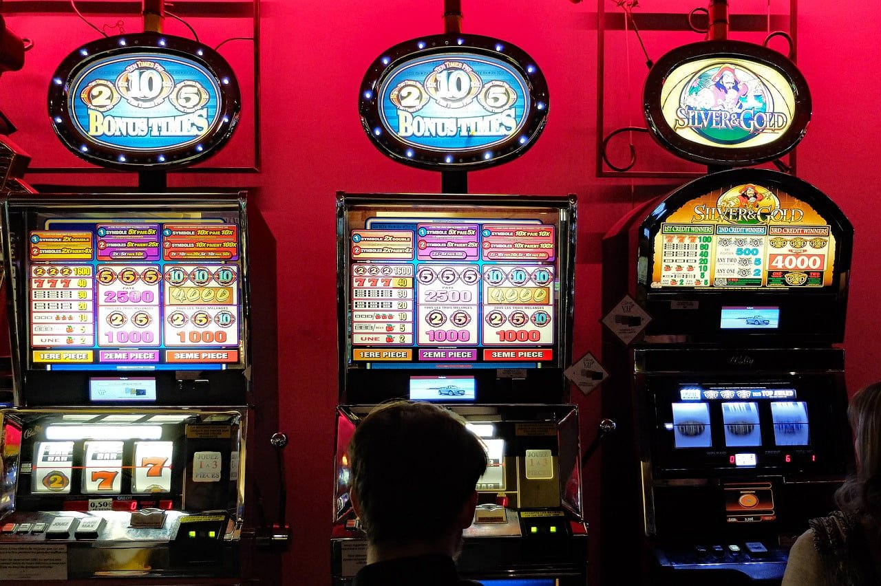 ne777 APP Interface မိုဘိုင်းဖုန်းတွင် Slots Live Casino Sportsbook Menu မြင်ကွင်း